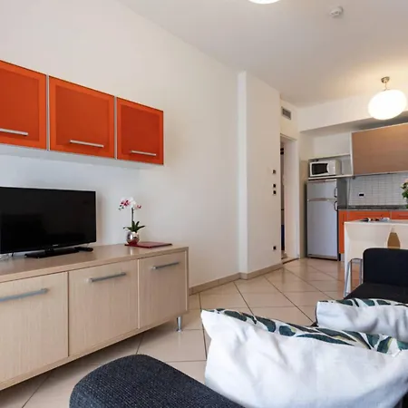 Flat With A Spacious Sunny Terrace - Beahost דירה ביביונה